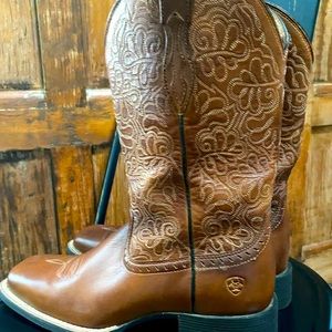 ARIAT  women Remuda Round Up square toe boots. Size 9B Style 10019905